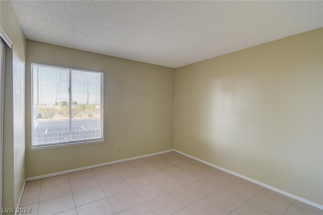 Building Photo - 337 E Van Wagenen St