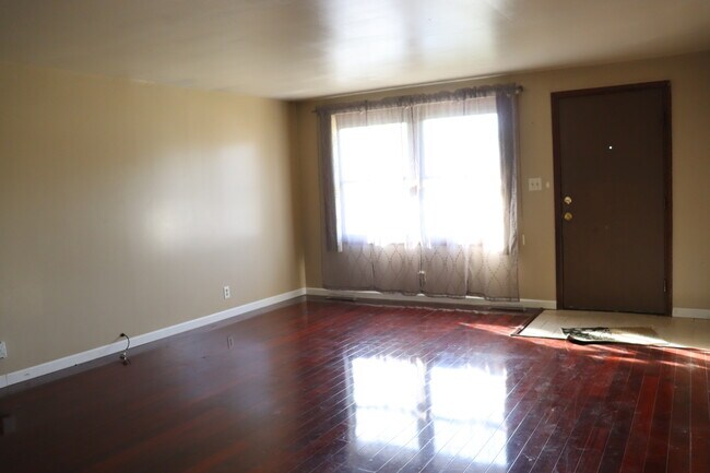 Building Photo - 512 Bisaillon Ave
