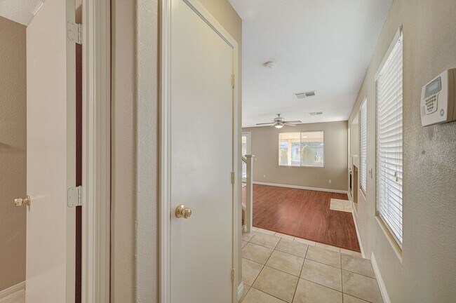 Building Photo - Beautiful 3 bedroom 2.5 bath home in covet...