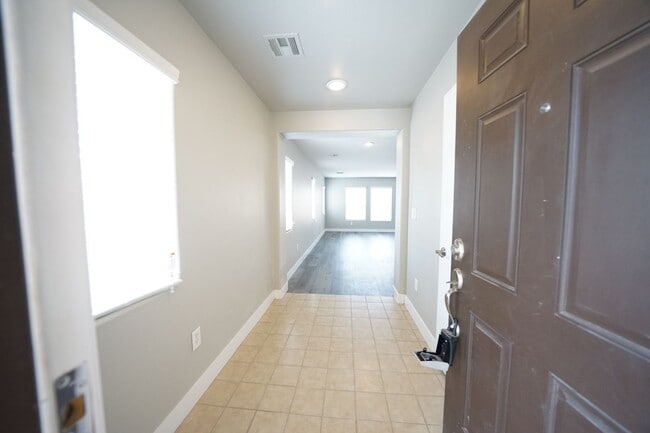 Building Photo - SHOWINGS AVAILABLE NOW