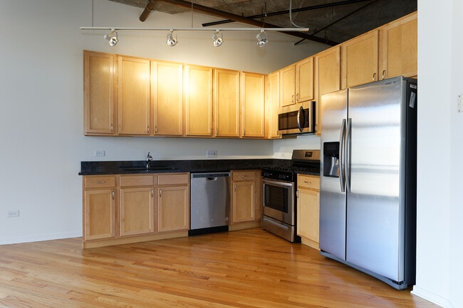 Building Photo - 933 W Van Buren St