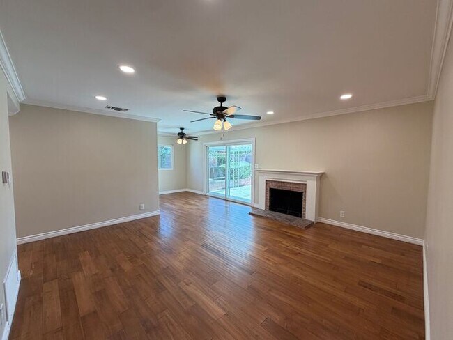 Foto del edificio - Beautiful 4-Bedroom Home in the Heart of Covina!