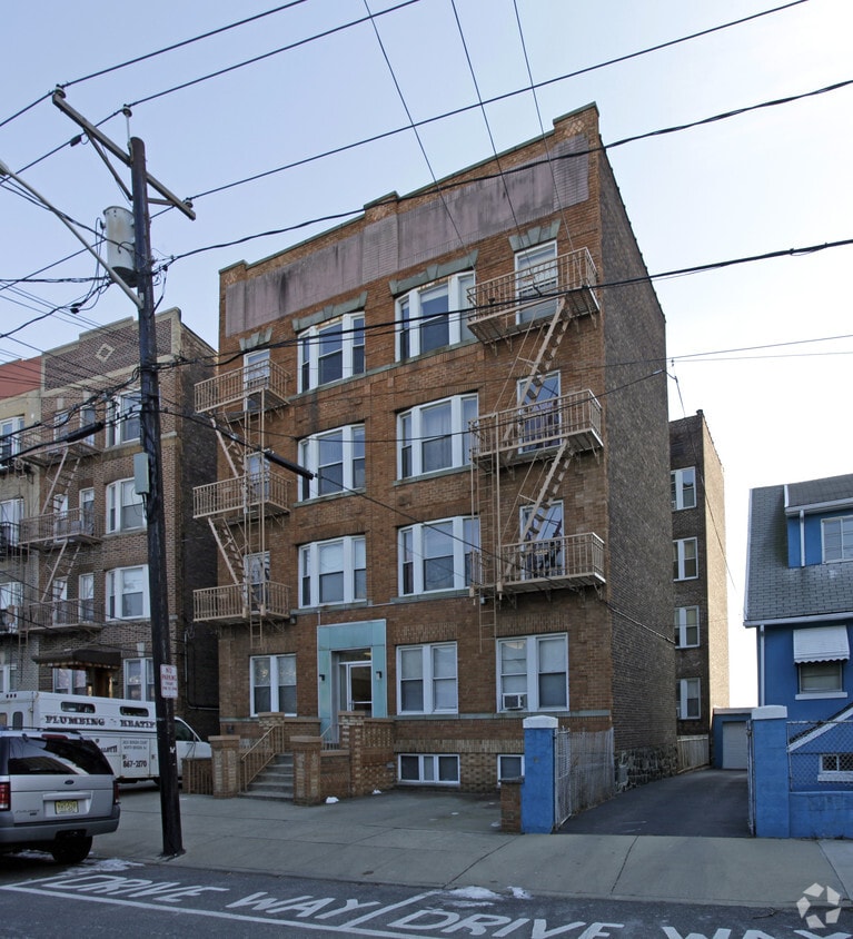 Primary Photo - 396 Mountain Rd