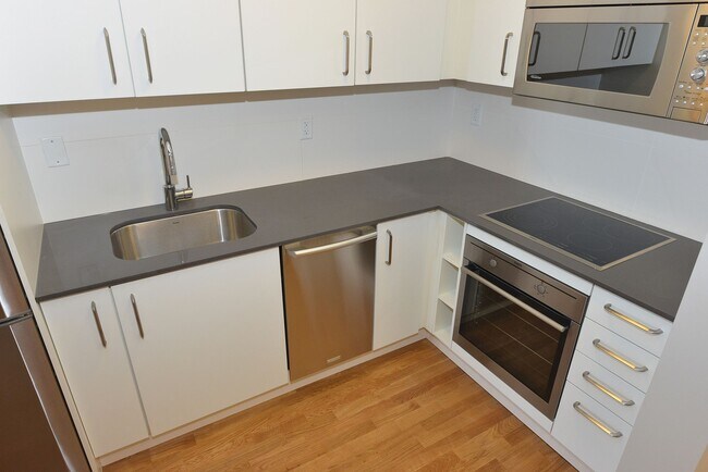 Building Photo - 230 Oak St