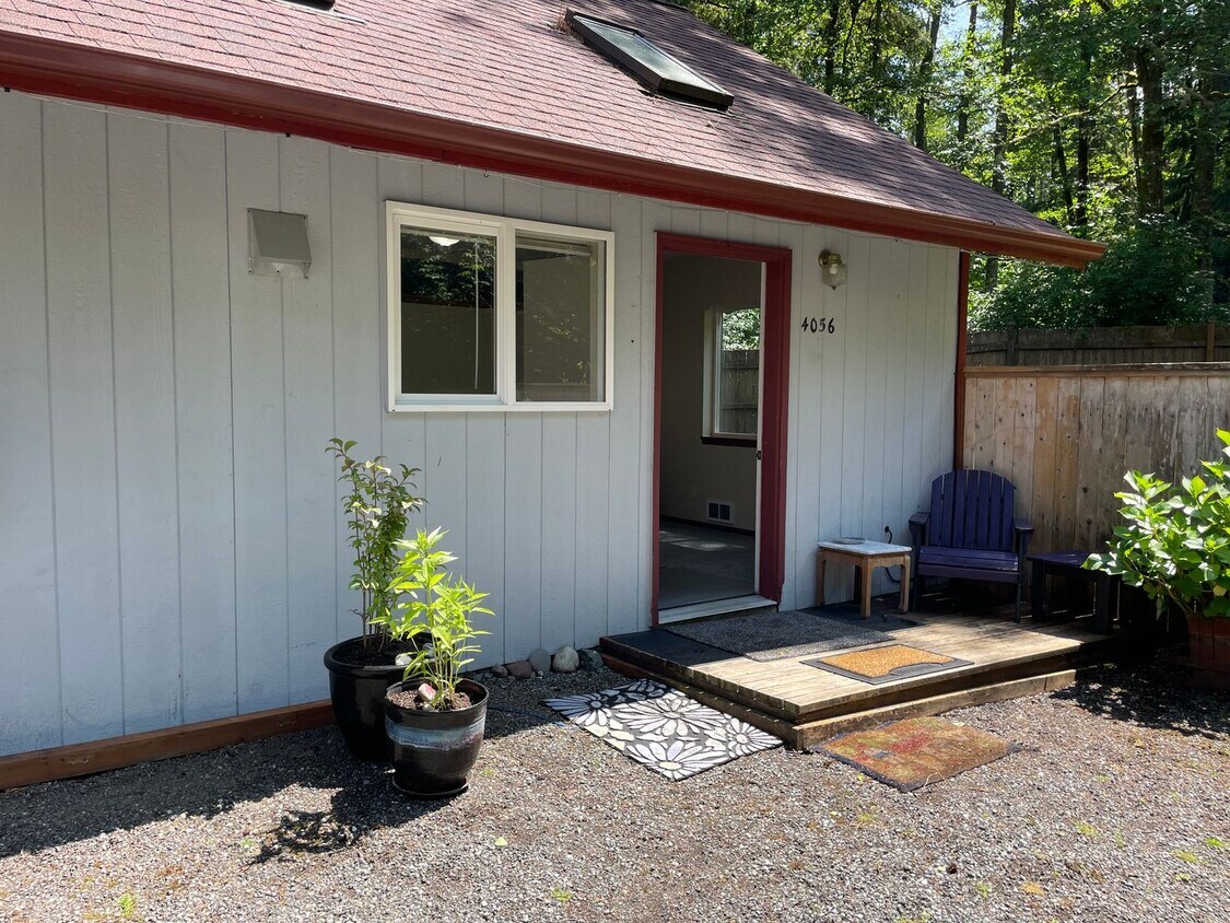 Foto principal - Langley Apartment with Utilities Included!