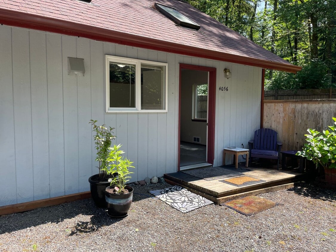 Primary Photo - Langley Apartment with Utilities Included!