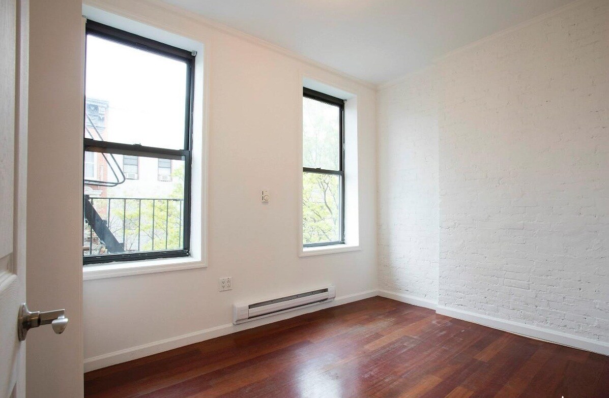 Primary Photo - 256 E 2nd St