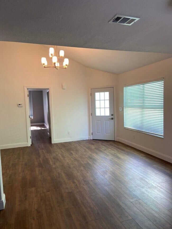 Building Photo - Beautiful 2 story home