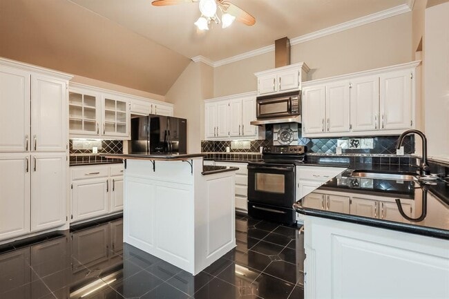 Building Photo - 16904 Gladstone Cir