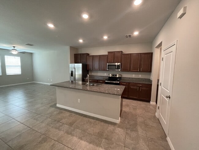 Foto del edificio - "Charming 3-Bedroom Wesley Chapel Home with Granite Finishes & Spacious 1,807 Sq Ft great Layout....