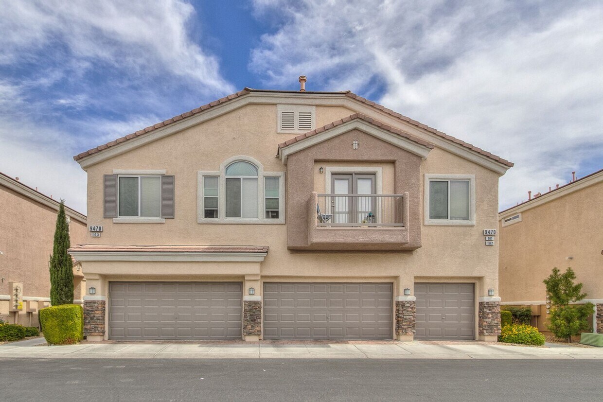 Primary Photo - *$500 OFF FIRST MONTHS RENT* SPACIOUS 3 BE...