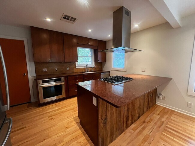 Building Photo - Renovated 3-bedroom/1-bath + Bonus Room in...