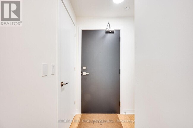 Photo du bâtiment - 840 St Clair Ave W