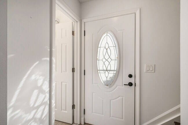 Foto del edificio - 8445 Hickory Dr