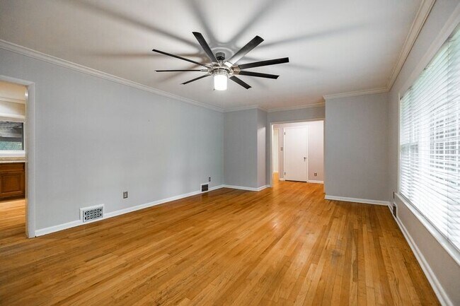 Building Photo - 695 Riverhill Dr