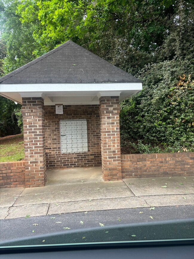 Foto del edificio - 144 Forest Lake Dr