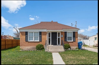 Building Photo - 934 450 E