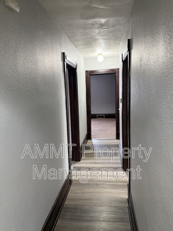 Building Photo - 723 W 1st St