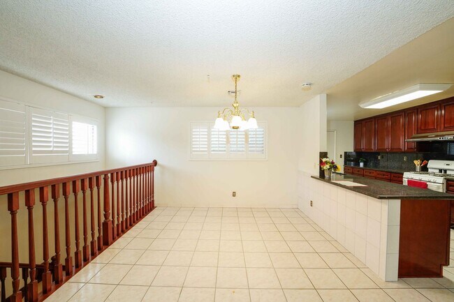 Building Photo - SPACIOUS 4 BEDROOMS & 2 BATHROOMS