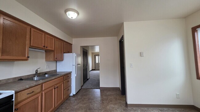 Building Photo - Spacious 2-Bedroom Townhouse w/ Water Incl...