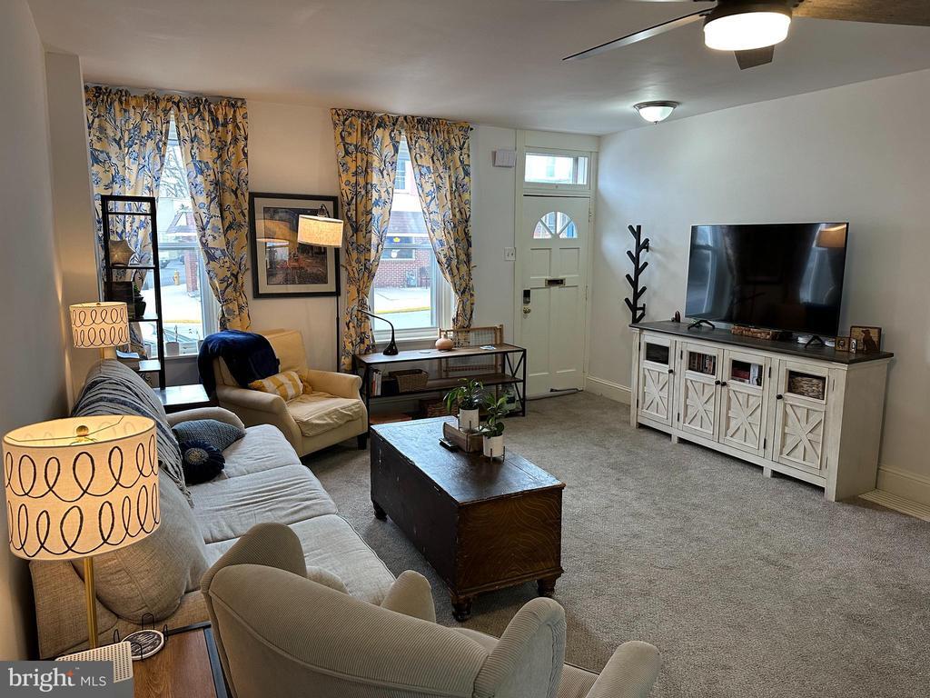 Foto principal - 255 E Chestnut St