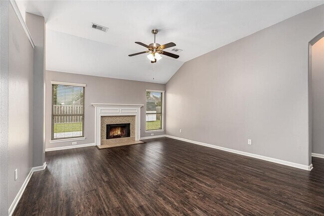 Foto del edificio - 3125 Eagle Nest Dr
