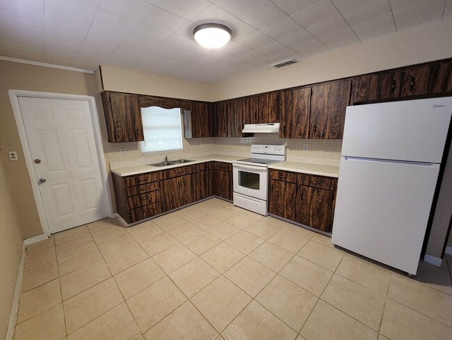 Building Photo - 2/1 rental home - First month rent only $850