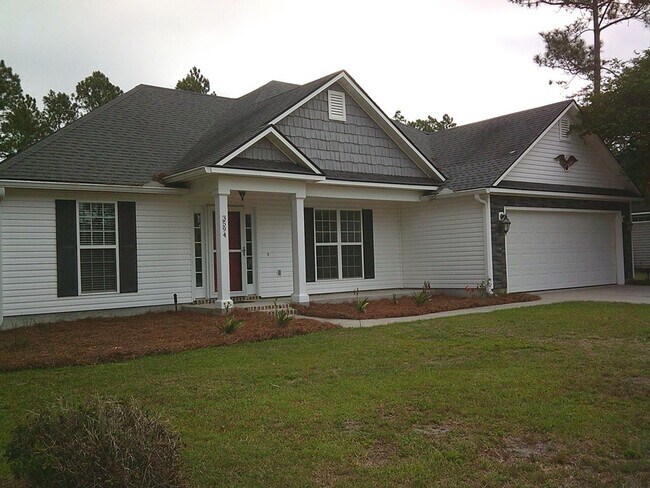 Foto del edificio - Spacious 3BR Home with Screened Porch, Fenced Backyard & Wired Shop in North Valdosta