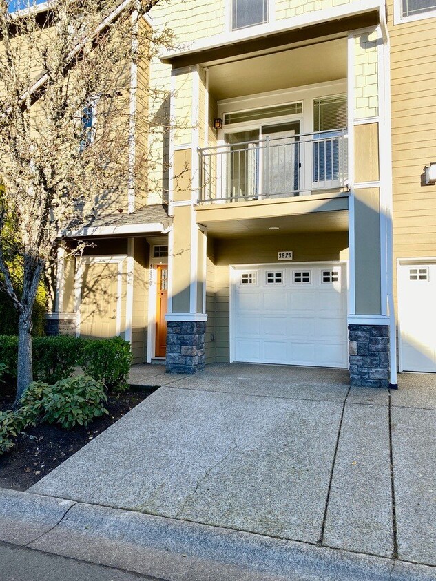 Foto principal - 2 Bed Townhome in a West Linn Community wi...