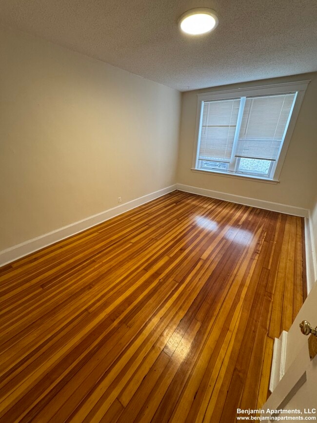 Building Photo - 15 Barrows St