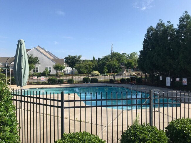 Foto del edificio - New Construction in Brightwood Farms! End unit!