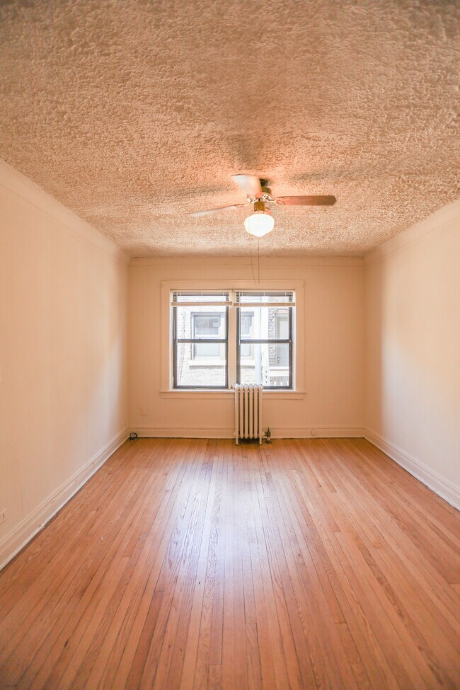 Foto del edificio - 2944 N Seeley Ave