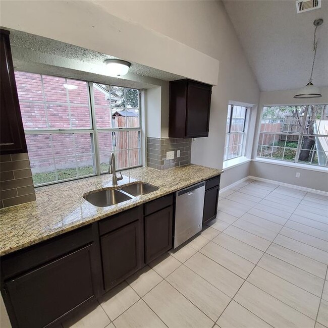 Building Photo - 8006 Yacht Club Dr