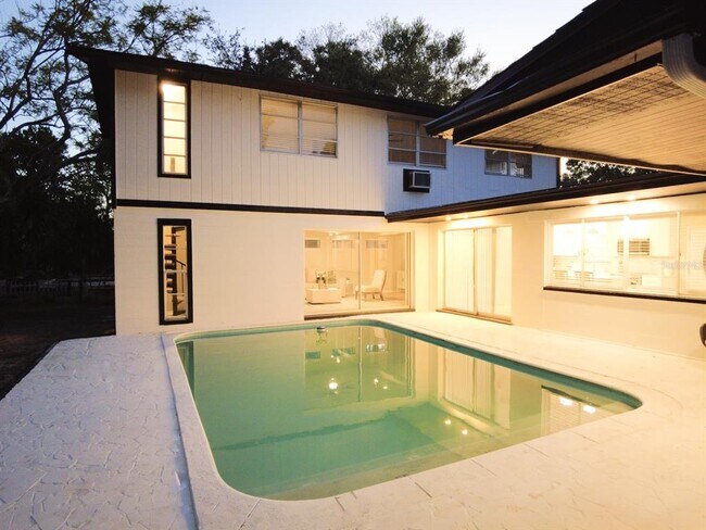 Building Photo - 405 Shore Dr E