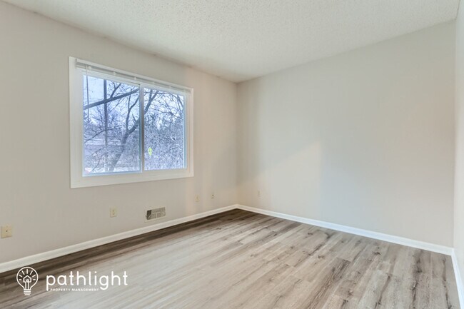 Foto del edificio - 12509 Cedar Lake Road South