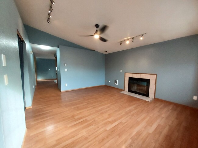 Building Photo - Available Now 3 bd 1.5 bath