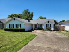 Building Photo - 900 Edgewood Dr