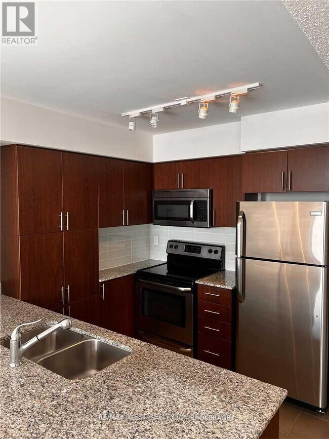 Photo du bâtiment - 800 Lawrence Ave W
