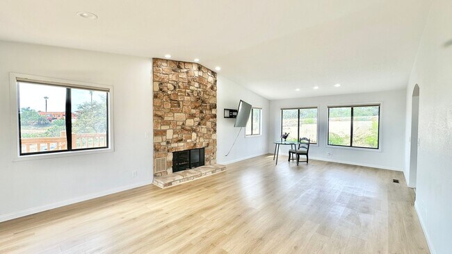 Building Photo - Beautiful Scenic Country Property with Vie...
