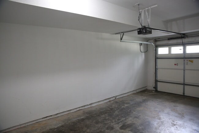 Building Photo - 2800 Lake Ave