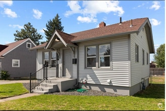 Building Photo - 327 E Wellesley Ave