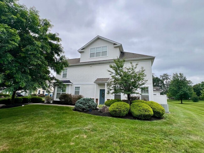 Foto del edificio - Stunning 3-Bedroom Townhome with Loft in W...