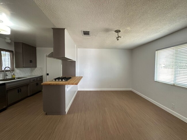 Foto del edificio - 4 BD/ 2 BA House - Sunnymead Blvd.