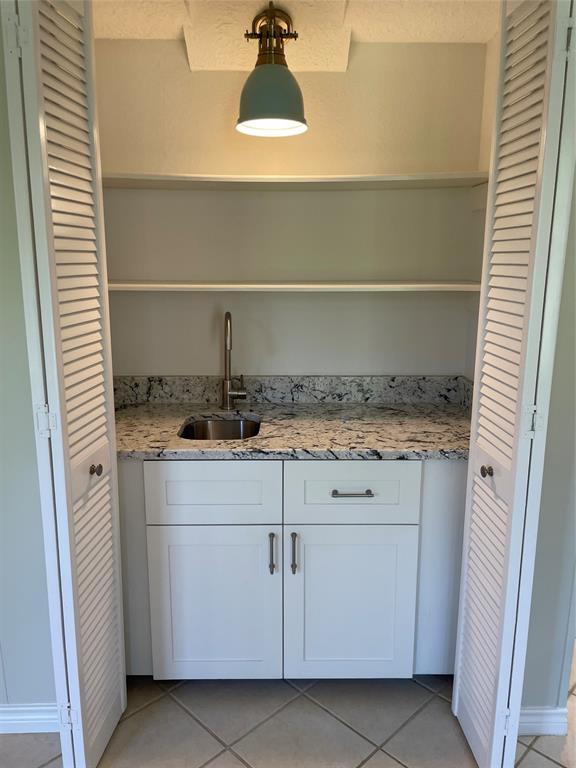 Foto del edificio - 15803 Crestbrook Dr