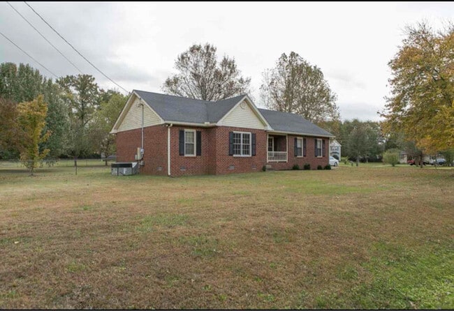 Building Photo - 101 Spruce Ct