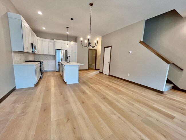 Foto del edificio - 5 Bed/2.5 Bath Twinhome For Rent!!