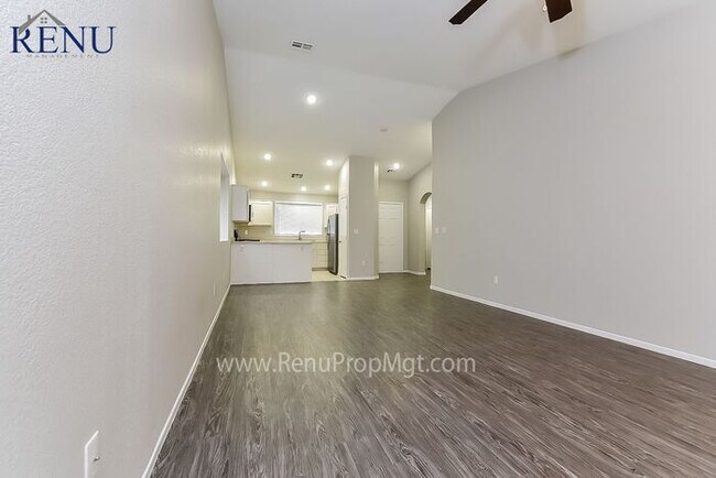Foto del edificio - Available Now!