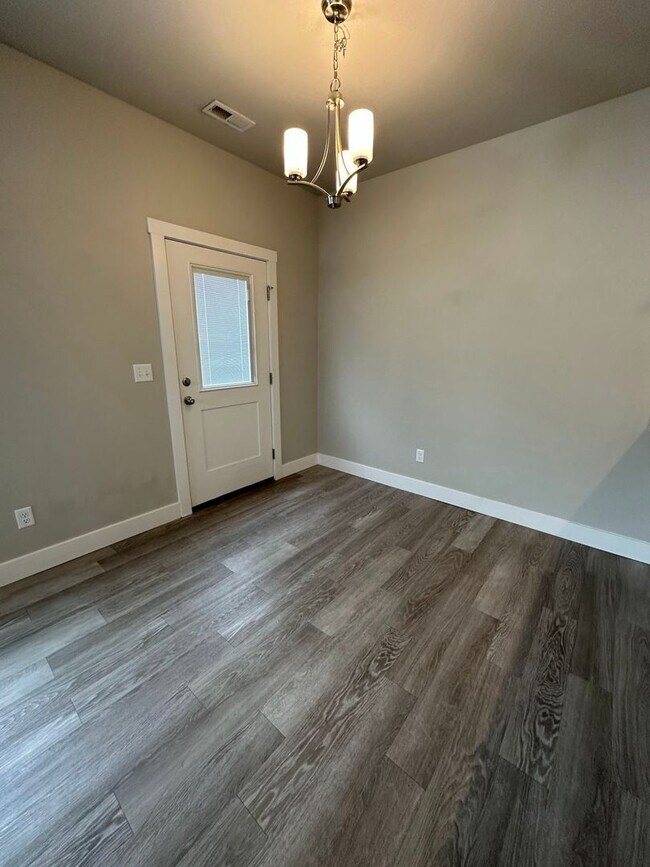 Building Photo - 3 Bed 2.5 Bath Townhome for Rent in West H...