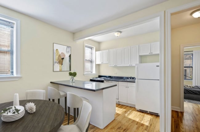 Building Photo - 723 W Barry Ave