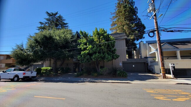 Building Photo - 668 Cedar St